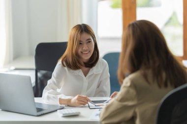 Fon yöneticileri takım danışmanlığı ve analiz yatırım borsası hakkında tartışmalar.