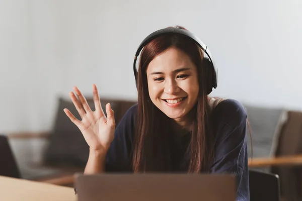 Mooie Aziatische Vrouw Met Behulp Van Video Call Applicatie Blogger — Stockfoto