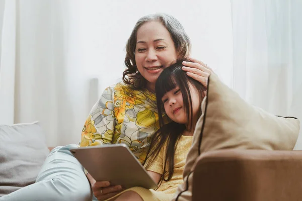 祖母和孙女在家里看着数字平板电脑上的媒体的快乐时刻 家庭概念 — 图库照片