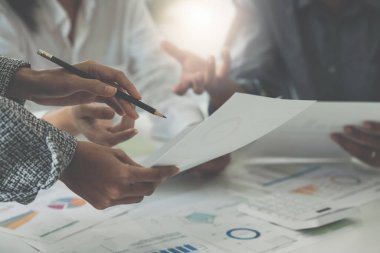 Fon yöneticileri takım danışmanlığı ve analiz hakkında konuşmak Yatırım borsası ofis masasında kağıt kağıt üzerinde