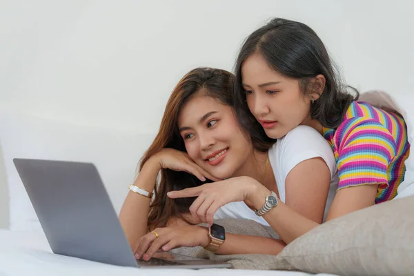 Jóvenes Mujeres Asiáticas Lgbt Pareja Lesbianas Aman Momentos Felicidad Dormitorio — Foto de Stock