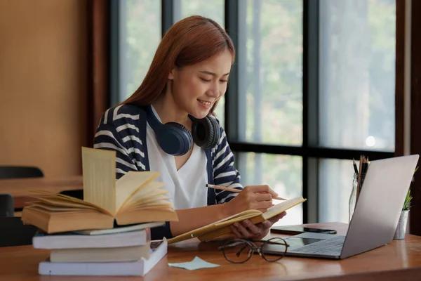 Jovem Asiática Estudante Usar Fone Ouvido Escrever Caderno Assistir Aula — Fotografia de Stock