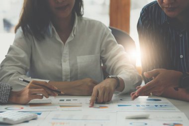 Bir grup iş adamı finansal projeyi tartışıyor ve analiz ediyor. Beyin fırtınası ve Finans konsepti