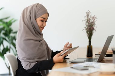 İş Mali Denetim Vergisi Konsepti. Bu yılın pazarlama planı hakkında Müslüman genç iş kadınlarının portresi