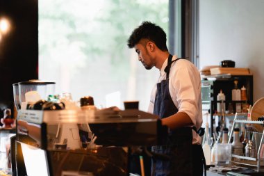 Kafe açıkken Asyalı barista kafe sahibi. KOBİ girişimci iş konsepti