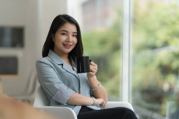 Porträtt Asiatisk Affärskvinna Med Kaffe Morgonen Hemma Konto Och Finanskoncept — Stockfoto