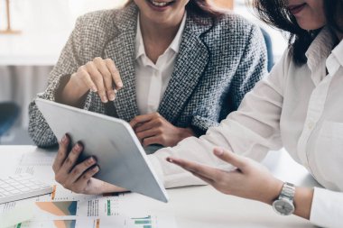 İş adamları toplantı odasında pazarlama hakkında tartışıyor ve beyin fırtınası yapıyorlar. İş danışmanlığı kavramı