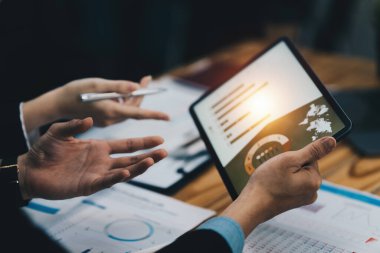 Dijital tablet ve yönetimle çalışan bir grup bilişim danışmanı büyük veriler elde ediyor ve şirketin mali belgelerini analiz ediyor