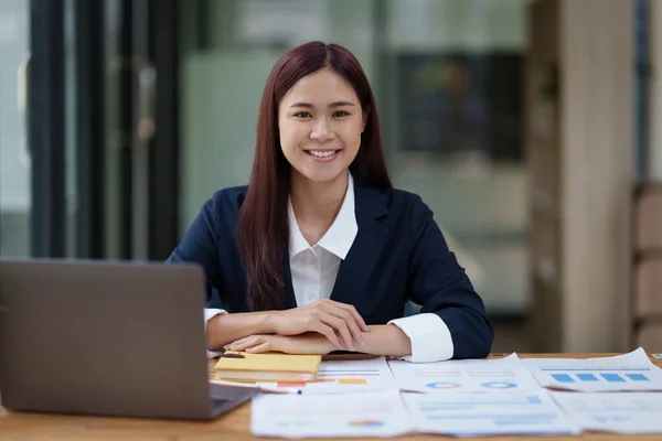 財務監査税務コンセプト 今年のマーケティング計画に関するアジアのビジネス女性分析の肖像 — ストック写真