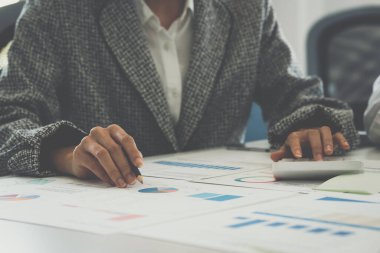 Şirketin mali sonuçlarını ve bütçesini hesaplamak için hesap makinesi kullanarak Business Woman Hand 'i kapatın. Hesap Denetim Kavramı