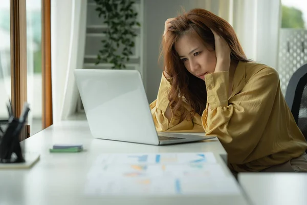 Imagem Mulher Negócios Asiática Estressada Após Término Videoconferência Casa Expressão — Fotografia de Stock