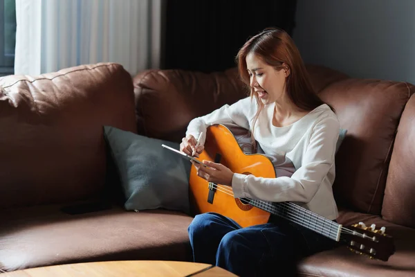 Joven Compositora Mujer Componiendo Canciones Tableta Digital — Foto de Stock