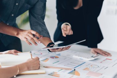 Bir grup iş planlama stratejisi ve küresel ekonomiyi analiz etmek için beyin fırtınası. Finans kavramı
