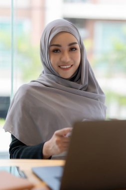 İş Mali Denetim Vergisi Konsepti. Bu yılın pazarlama planı hakkında Müslüman genç iş kadınlarının portresi