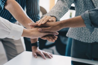 Ofisteki ahşap arka plan üzerinde çalışan bir grup iş adamı. grup desteği takım çalışması anlaşma kavramı