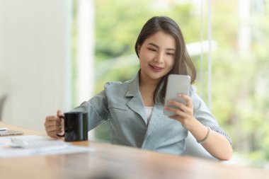 Bir iş kadını, dijital tasarruf hesabı açmak için online bankacılık programı kullanarak KYC 'yi tamamlıyor. Siber güvenliğin tanımı