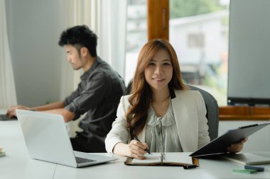 Bir grup iş planlama stratejisi ve küresel ekonomiyi analiz etmek için beyin fırtınası. Finans kavramı