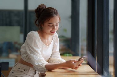 İş kadını, dijital tasarruf hesabı açmak için bir çevrimiçi bankacılık programı kullanarak KYC 'yi tamamlıyor. Siber güvenliğin tanımı