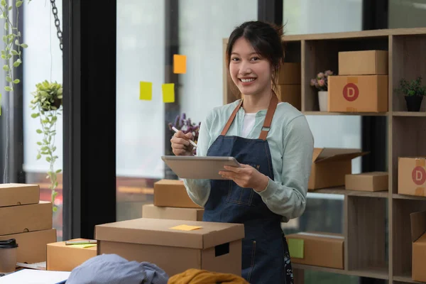 Imagen Joven Mujer Asiática Startup Freelance Con Caja Paquetes Hablando — Foto de Stock