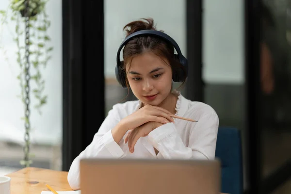 Mulher Focada Webinars Aula Line Estudante Usando Fone Ouvido Para — Fotografia de Stock