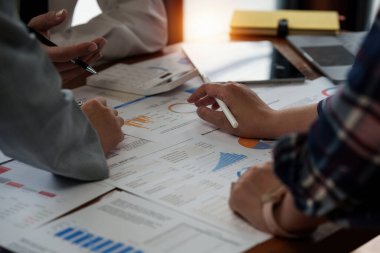 Bir grup iş planlama stratejisi ve küresel ekonomiyi analiz etmek için beyin fırtınası. Finans kavramı