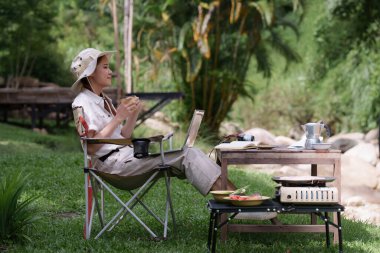 Asyalı kadın yolculuğu ve Tayland 'da kamp. Açık hava aktiviteleri yaşam tarzı