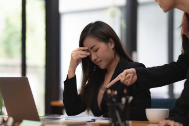 Ortakları büyük anlaşmayı kaçırırken iş liderleri öfkeli. Finans kavramı