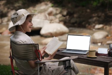 Asyalı kadın yolculuğu ve Tayland 'da kamp. Açık hava aktiviteleri yaşam tarzı