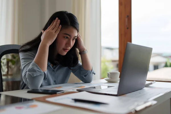 Image Asian Business Woman Stressed While Analyzing Financial Report Balance — Fotografia de Stock