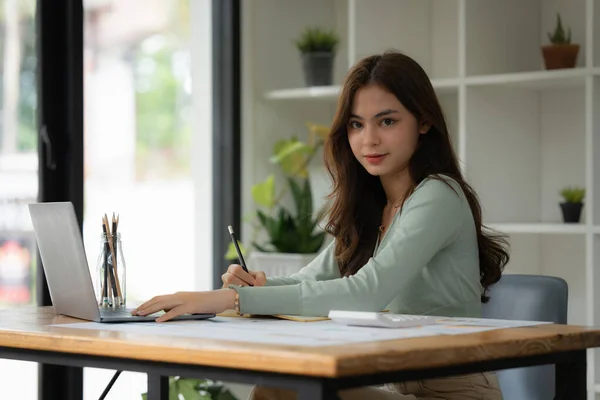 Portrait Business Woman Using Laptop Calculate Companys Financial Results Budget — 스톡 사진