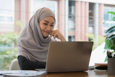 İş Mali Denetim Vergisi Konsepti. Bu yılın pazarlama planı hakkında Müslüman genç iş kadınlarının portresi