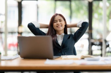 Dizüstü bilgisayarda çalışan genç bir kadının resmi. öğrenim ya da evde online konsept çalışma