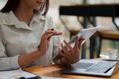 Şirketin mali sonuçlarını ve bütçesini hesaplamak için hesap makinesi uygulamasını tablet üzerinde kullanarak Business Woman Hand 'i kapatın. Hesap Denetim Kavramı