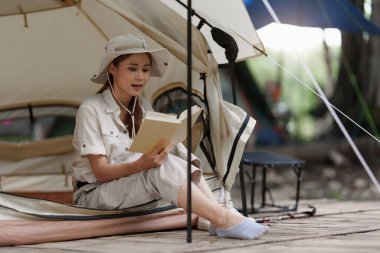 Asyalı kadın yolculuğu ve Tayland 'da kamp. Açık hava aktiviteleri yaşam tarzı