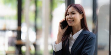 İş kadını, dijital tasarruf hesabı açmak için bir çevrimiçi bankacılık programı kullanarak KYC 'yi tamamlıyor. Siber güvenliğin tanımı