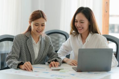 Dijital tablet ve yönetimle çalışan bir grup bilişim danışmanı büyük veriler elde ediyor ve şirketin mali belgelerini analiz ediyor