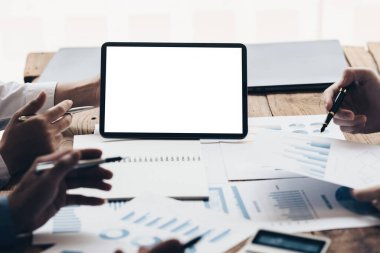 Fon yöneticileri takım danışmanlığı ve dijital tablet üzerinden yatırım borsası analizi hakkında tartışmalar