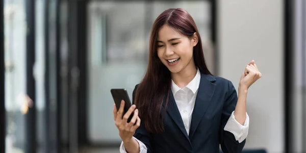 Young Woman Playing Games Smartphone Woman Using Video Streamning Technology — Φωτογραφία Αρχείου