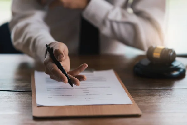 Primer Plano Abogado Hombre Negocios Trabajo Contrato Lectura Lugar Trabajo — Foto de Stock