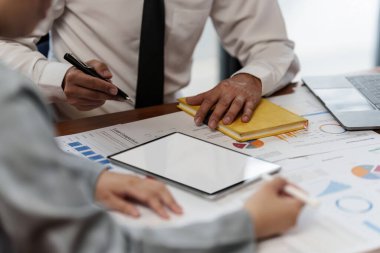 Yönetim veya Muhasebeci, önümüzdeki yıl belirlenen hedefleri tutturmak için finans planlama satışlarını denetlemek üzere ortaklarla görüşüyor. Finans kavramı