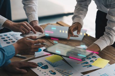 Fon yöneticileri takım danışmanlığı ve dijital tablet üzerinden yatırım borsası analizi hakkında tartışmalar