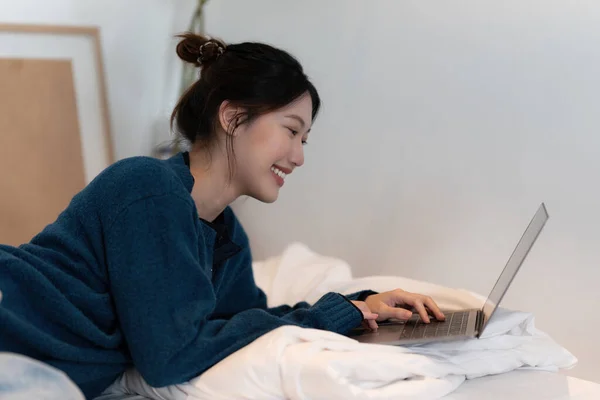 Young Beautiful Asian Woman Shopping Online Laptop Connected Wifi Network — Stockfoto