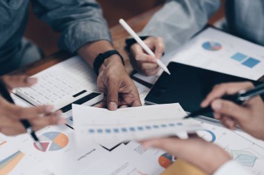Yönetim veya Muhasebeci, önümüzdeki yıl belirlenen hedefleri tutturmak için finans planlama satışlarını denetlemek üzere ortaklarla görüşüyor. Finans kavramı