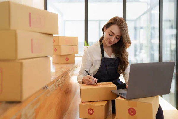 Young Asian Woman Warehouse Delivery Entrepreneur Owner Sme Business Digital — Foto de Stock