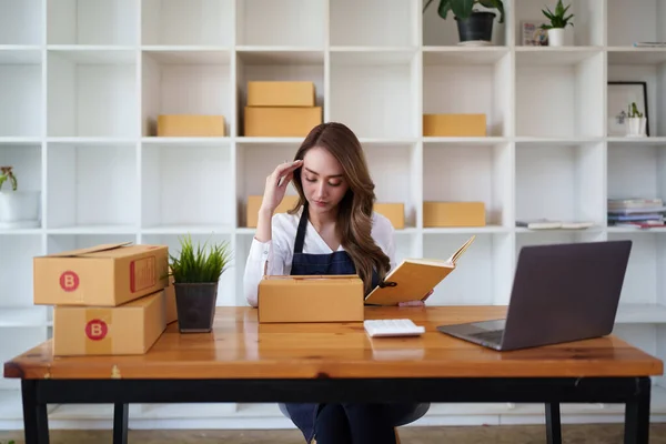 Attractive Asian Sme Business Woman Checking Order Warehouse — Foto de Stock