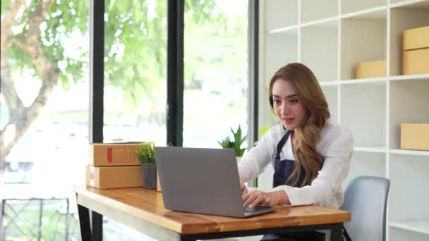 Attractive Asian Sme Business Woman Checking Order Warehouse — Αρχείο Βίντεο