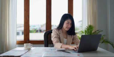 Danışman İşadamı ve analizci şirketin mali raporlarını okur ve yazar. Hesap ve denetim kavramı