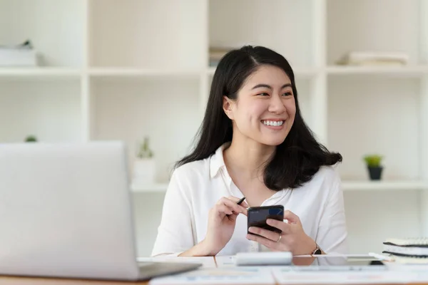 Happy Business Woman Using Smart Phone Working Office — Φωτογραφία Αρχείου