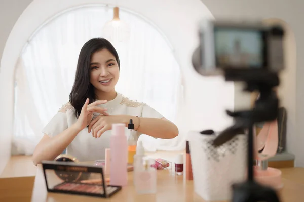 Professional Beauty Make Artist Vlogger Live Stream Makeup Tutorial — Zdjęcie stockowe