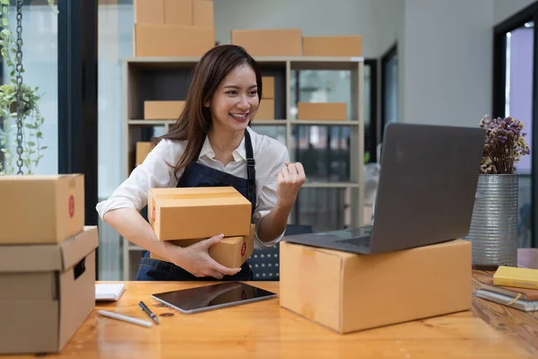 Attractive Asian Entrepreneur Business Woman Excited While Order Come — Stockfoto